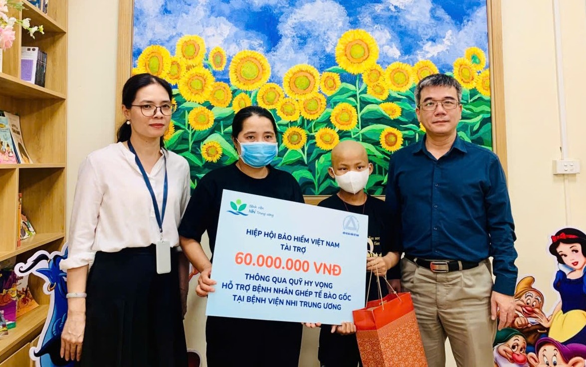 Hiệp hội Bảo hiểm Việt Nam trao tặng 60 triệu đồng hỗ trợ bệnh nhi ung thư